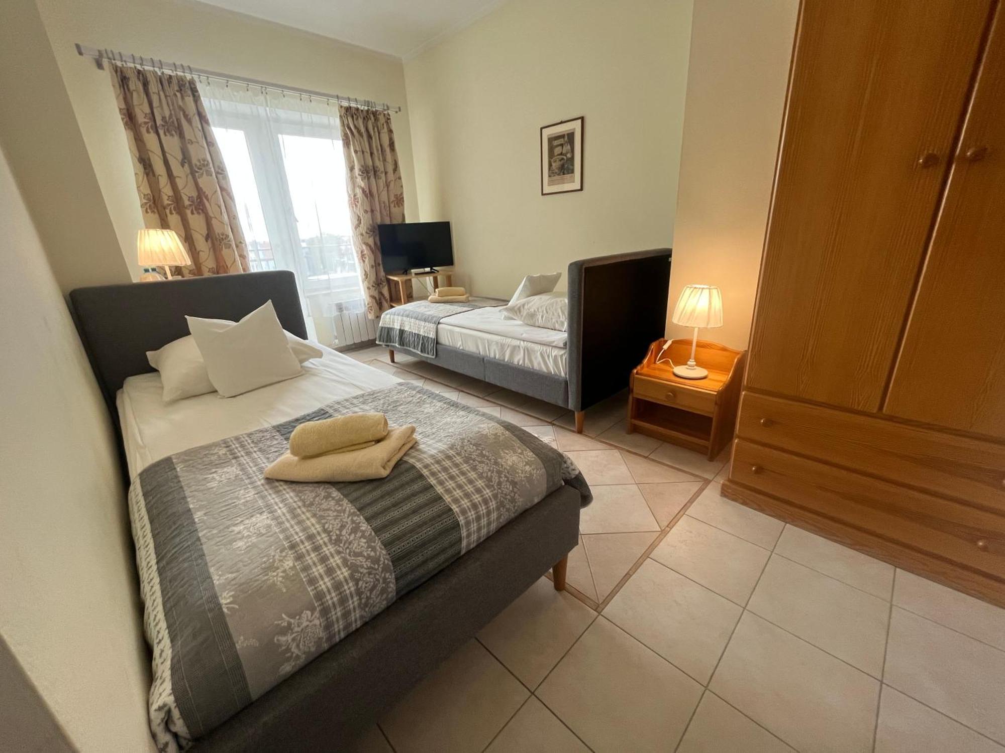 Hotel Gosciniec Jantar Giżycko Esterno foto